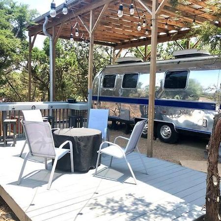 The Steel Magnolia Airstream - Cabins At Rim Rock Όστιν Εξωτερικό φωτογραφία