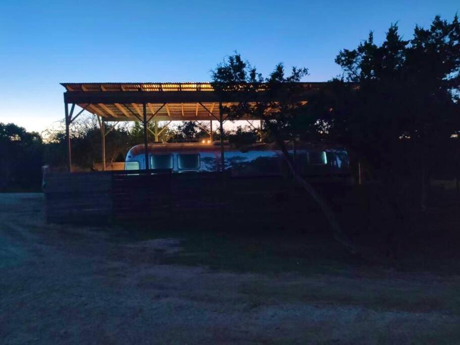 The Steel Magnolia Airstream - Cabins At Rim Rock Όστιν Εξωτερικό φωτογραφία
