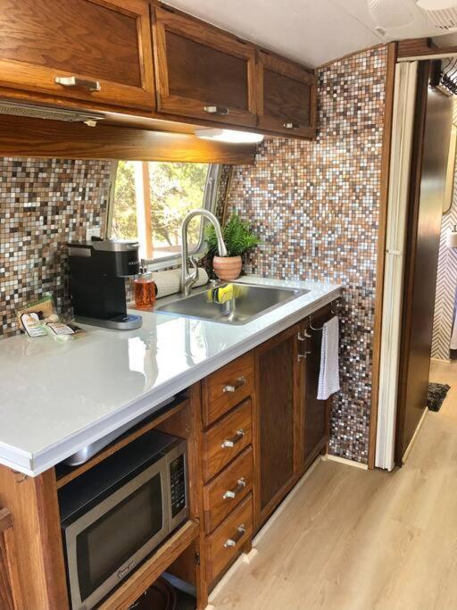 The Steel Magnolia Airstream - Cabins At Rim Rock Όστιν Εξωτερικό φωτογραφία