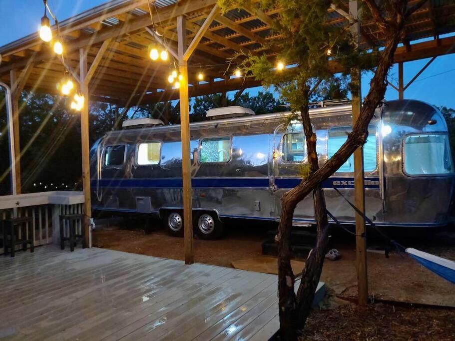 The Steel Magnolia Airstream - Cabins At Rim Rock Όστιν Εξωτερικό φωτογραφία