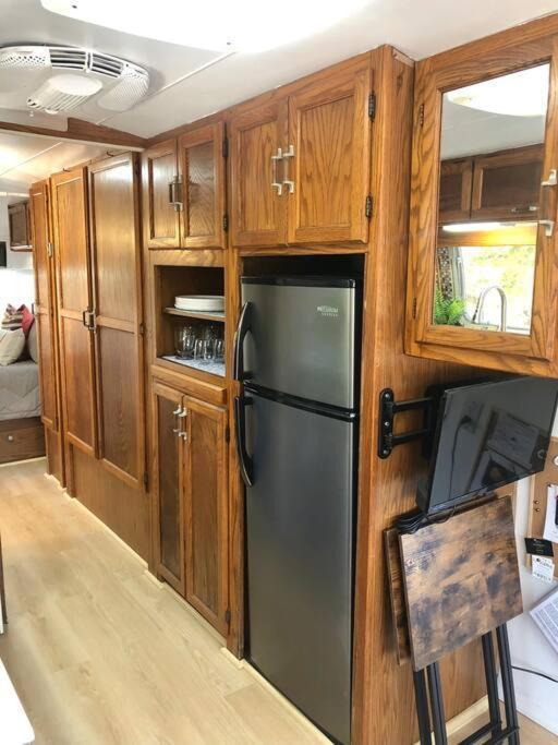 The Steel Magnolia Airstream - Cabins At Rim Rock Όστιν Εξωτερικό φωτογραφία