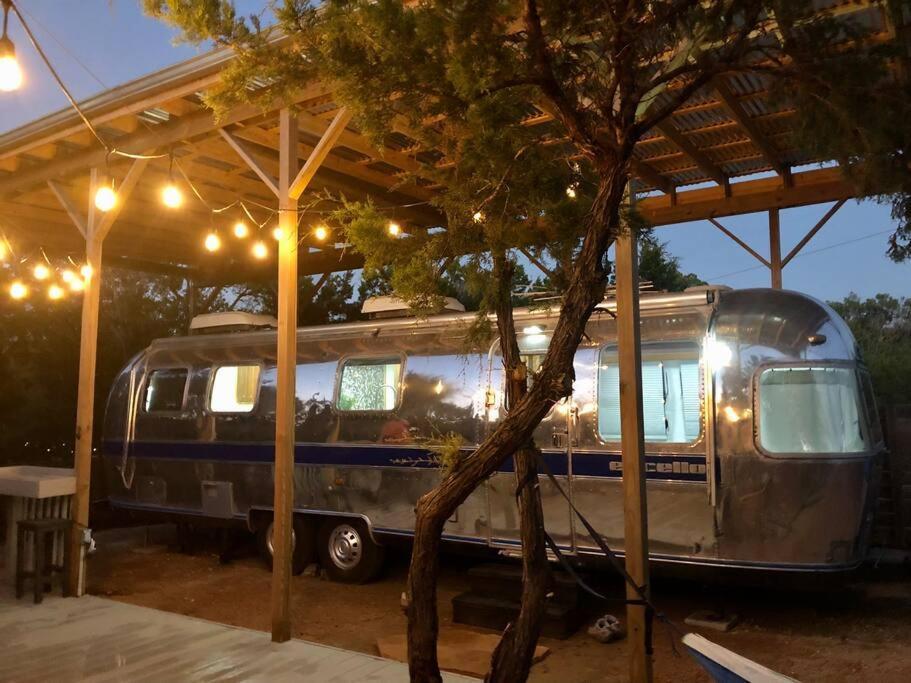 The Steel Magnolia Airstream - Cabins At Rim Rock Όστιν Εξωτερικό φωτογραφία