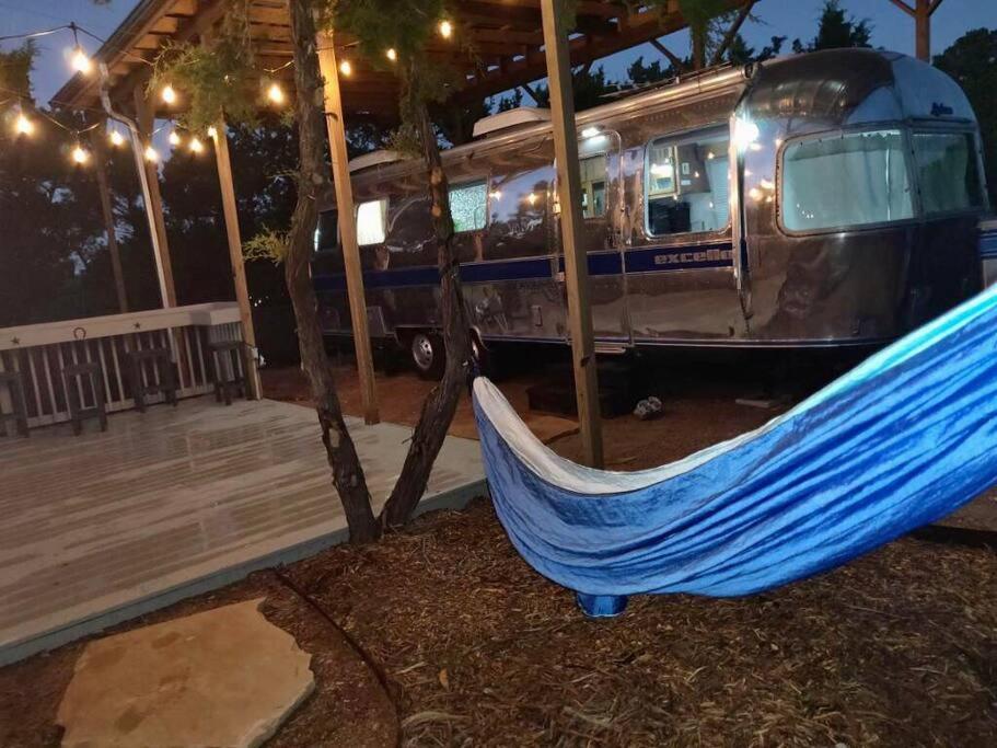 The Steel Magnolia Airstream - Cabins At Rim Rock Όστιν Εξωτερικό φωτογραφία