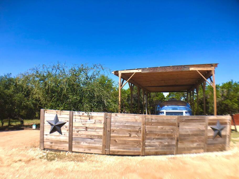 The Steel Magnolia Airstream - Cabins At Rim Rock Όστιν Εξωτερικό φωτογραφία