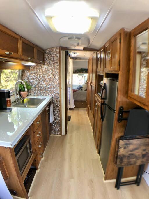 The Steel Magnolia Airstream - Cabins At Rim Rock Όστιν Εξωτερικό φωτογραφία